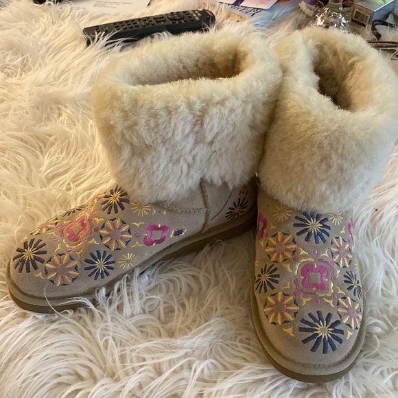 RARE embroidered UGG boots - Picture 2 of 10